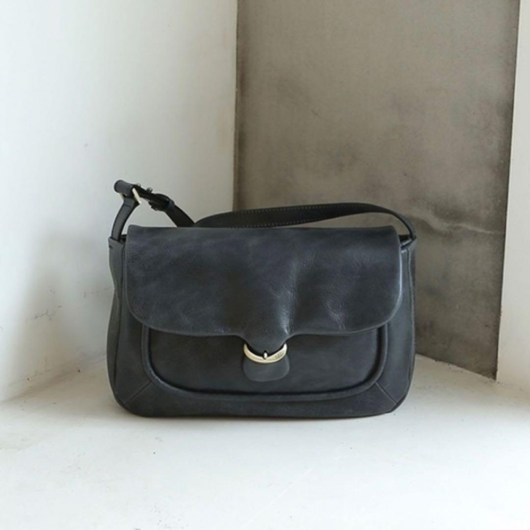 美品　ユルトYURT ブラック 韓国ブランド　黒 レザーショルダーバッグ