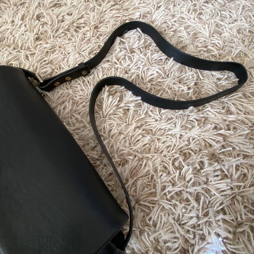 美品　ユルトYURT ブラック 韓国ブランド　黒 レザーショルダーバッグ