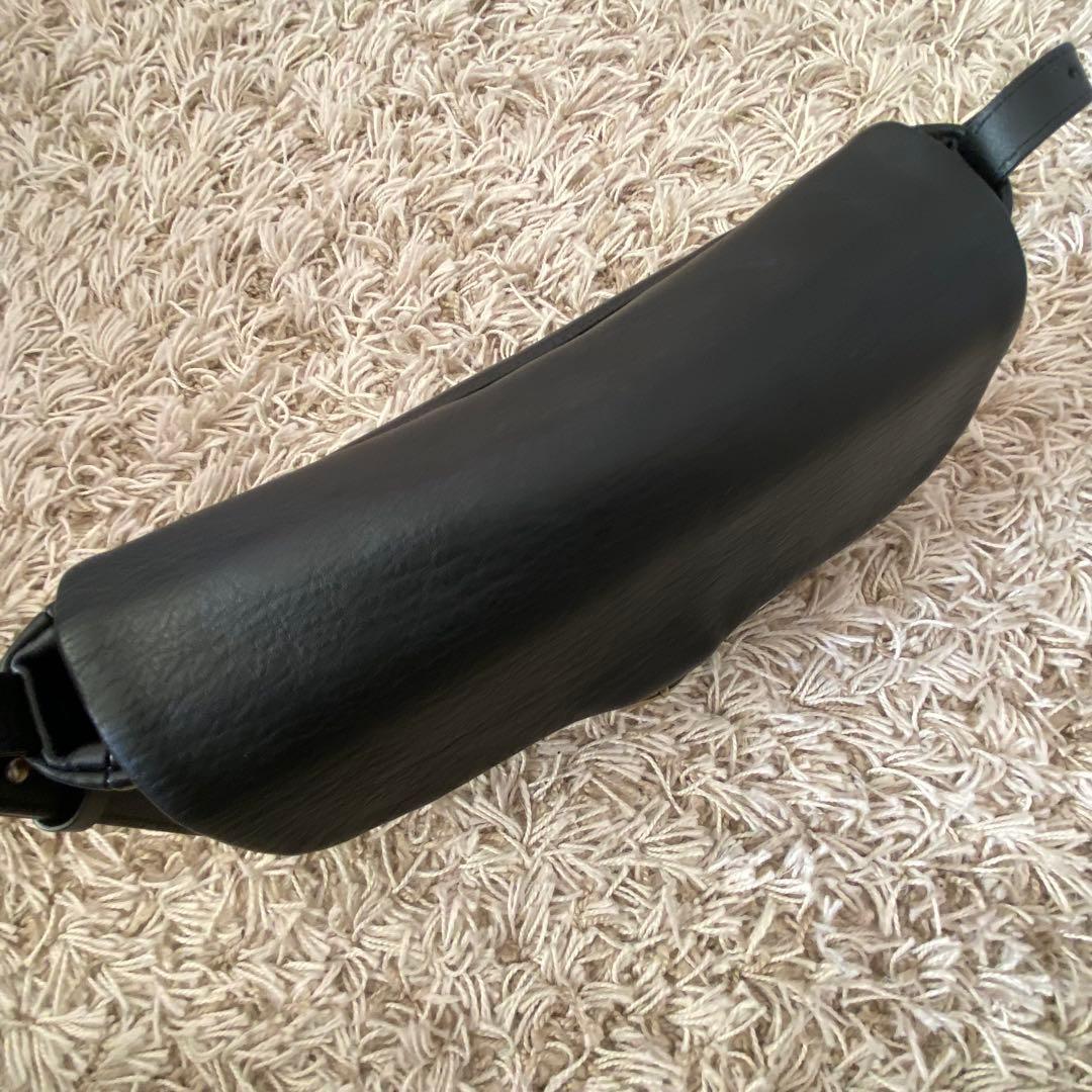 美品　ユルトYURT ブラック 韓国ブランド　黒 レザーショルダーバッグ