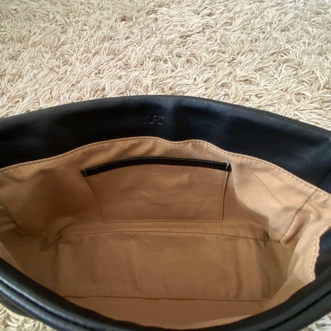 美品　ユルトYURT ブラック 韓国ブランド　黒 レザーショルダーバッグ