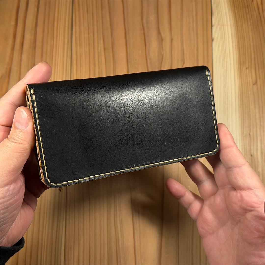 黒*げ様 昭南本ヌメ革 ロングトラッカーウォレット 丘染めブラック茶芯｜02