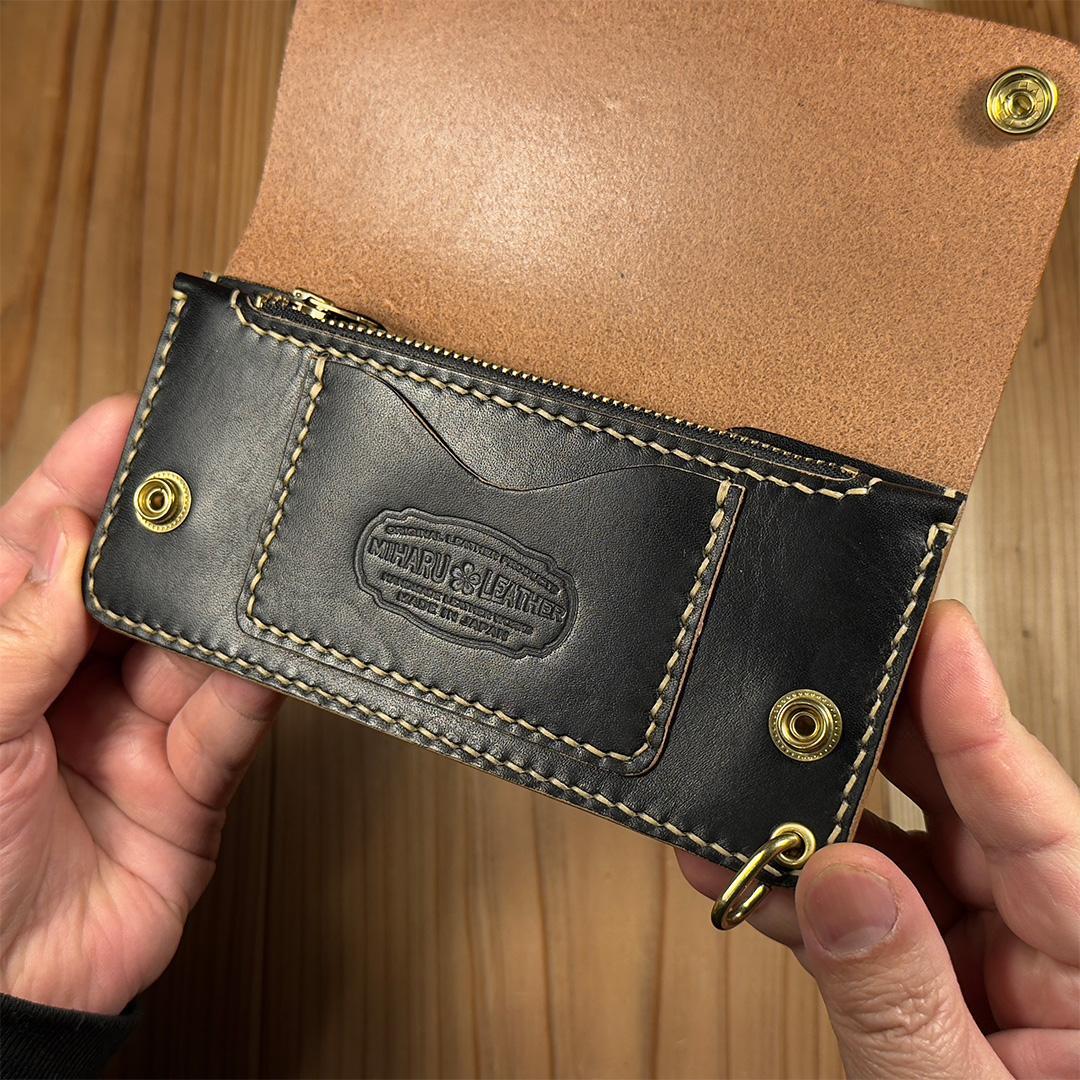 黒*げ様 昭南本ヌメ革 ロングトラッカーウォレット 丘染めブラック茶芯｜02