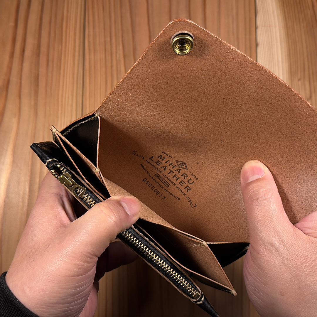 黒*げ様 昭南本ヌメ革 ロングトラッカーウォレット 丘染めブラック茶芯｜02