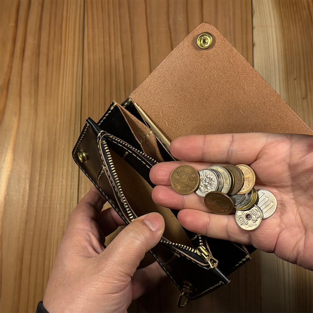 黒*げ様 昭南本ヌメ革 ロングトラッカーウォレット 丘染めブラック茶芯｜02