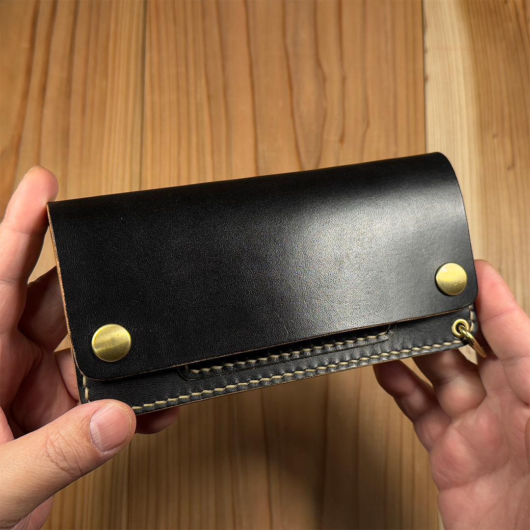 黒*げ様 昭南本ヌメ革 ロングトラッカーウォレット 丘染めブラック茶芯｜02