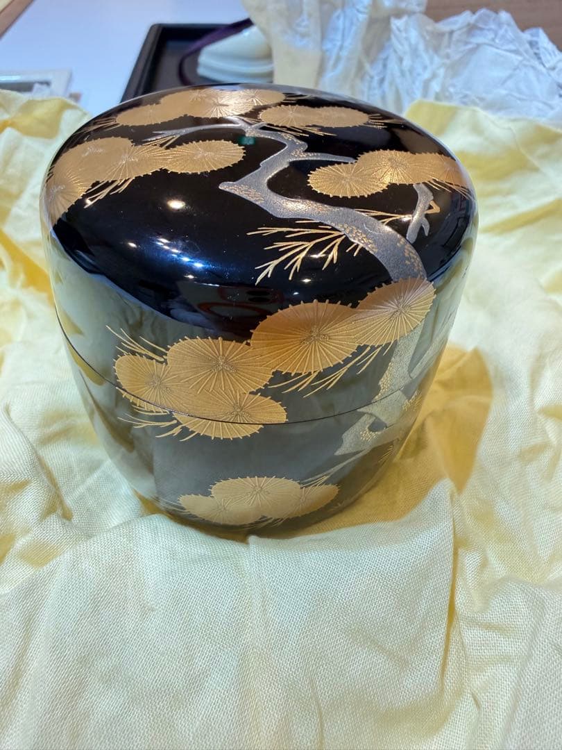 川瀬表完　茶道具用棗 黒地金色松模様