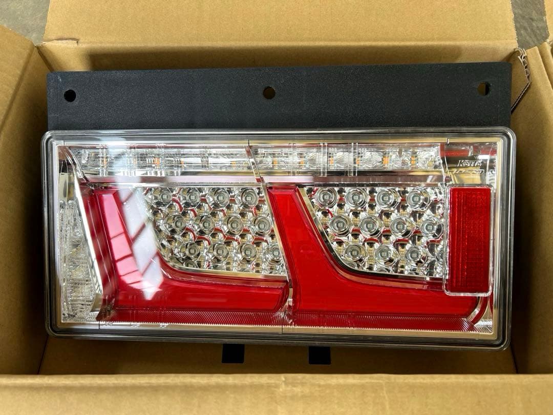 小糸製作所　LEDリアコンビネーションランプ 2連タイプ新車外し