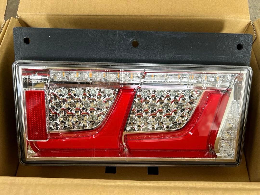 小糸製作所　LEDリアコンビネーションランプ 2連タイプ新車外し