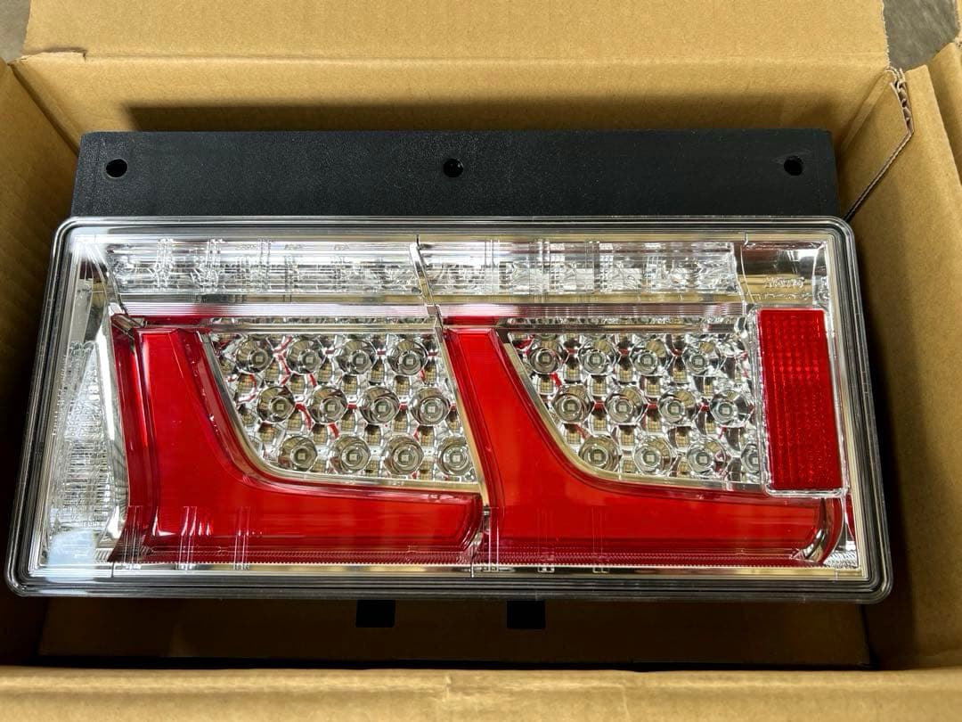 小糸製作所　LEDリアコンビネーションランプ 2連タイプ新車外し