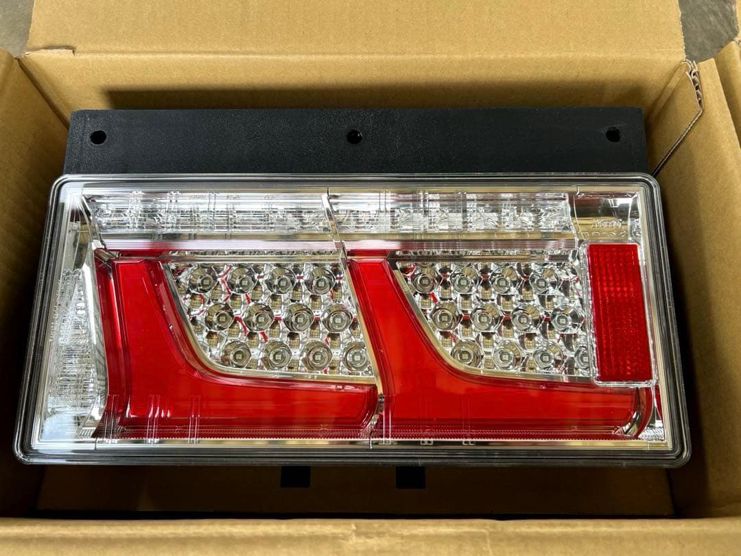 小糸製作所　LEDリアコンビネーションランプ 2連タイプ新車外し