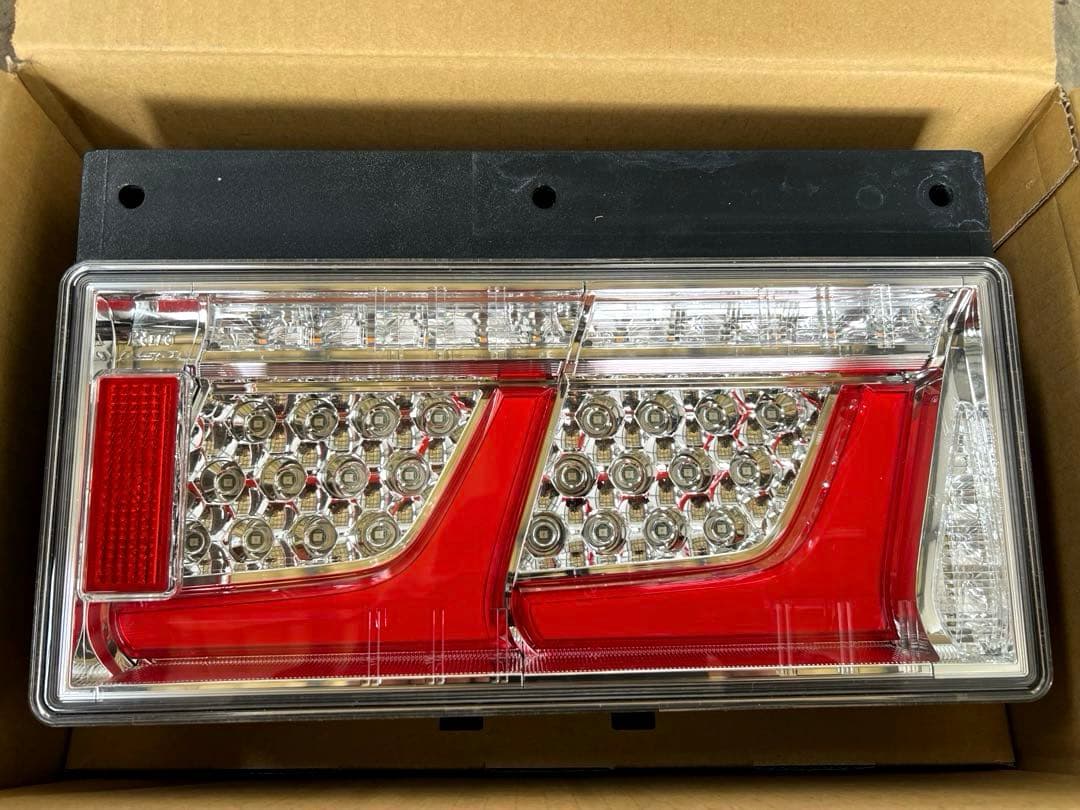 小糸製作所　LEDリアコンビネーションランプ 2連タイプ新車外し