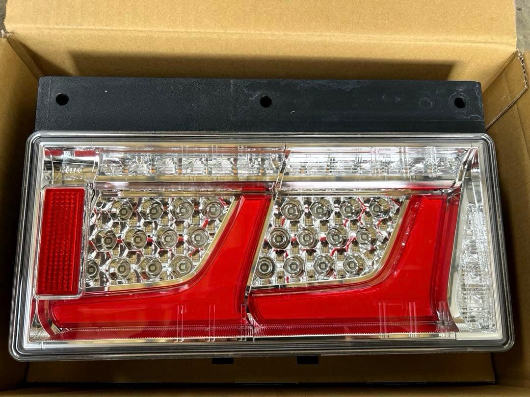 小糸製作所　LEDリアコンビネーションランプ 2連タイプ新車外し