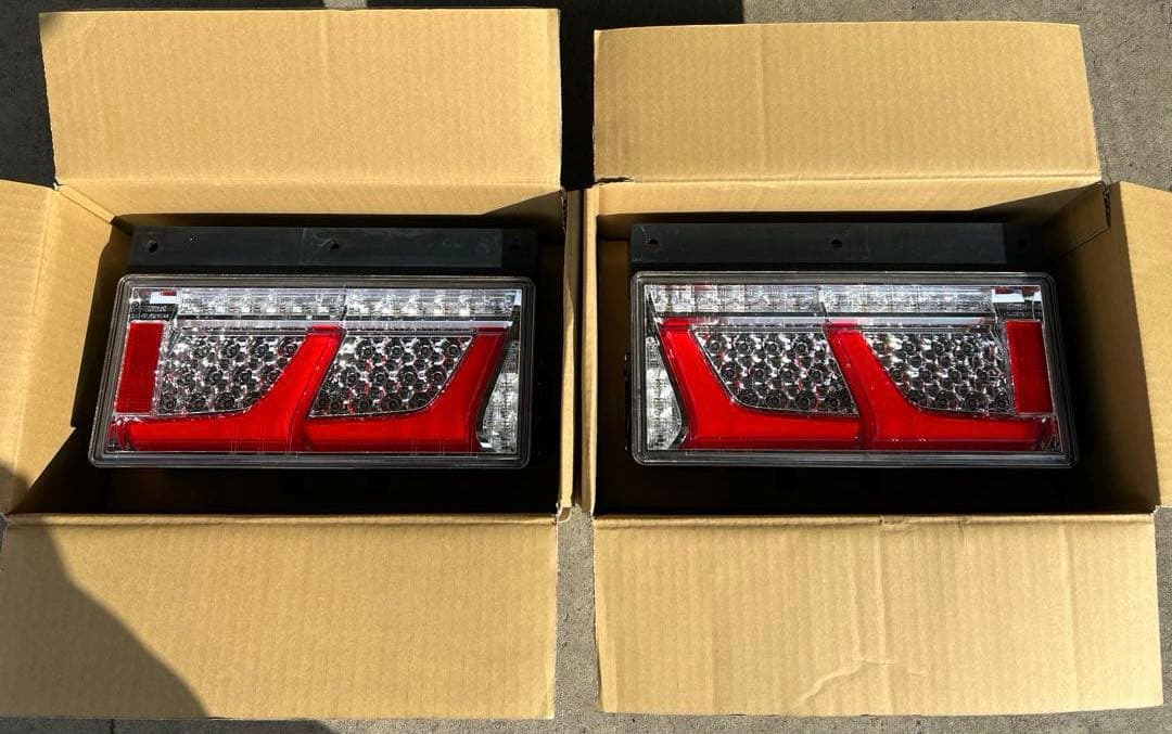 小糸製作所　LEDリアコンビネーションランプ 2連タイプ新車外し