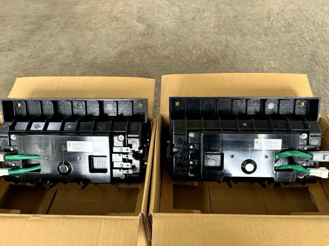 小糸製作所　LEDリアコンビネーションランプ 2連タイプ新車外し