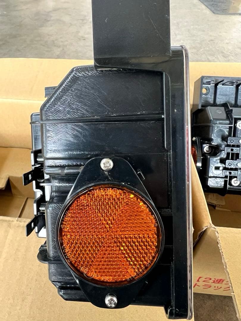小糸製作所　LEDリアコンビネーションランプ 2連タイプ新車外し