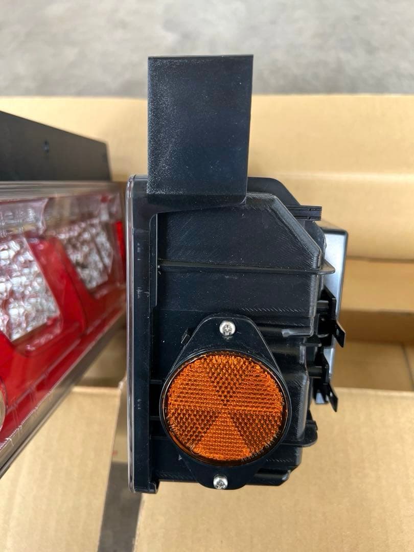 小糸製作所　LEDリアコンビネーションランプ 2連タイプ新車外し