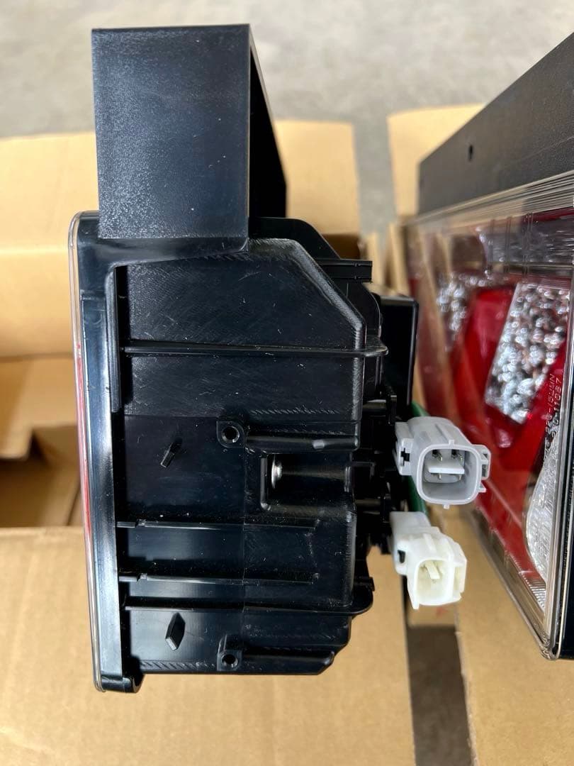 小糸製作所　LEDリアコンビネーションランプ 2連タイプ新車外し