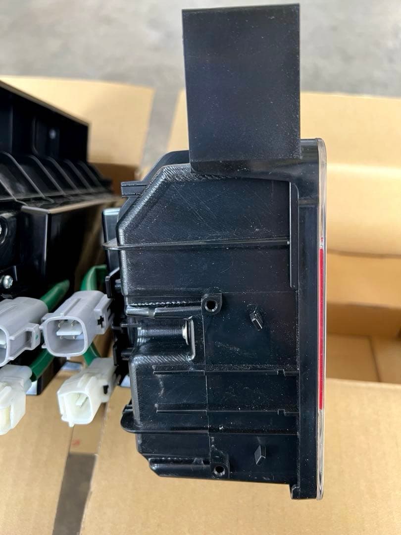 小糸製作所　LEDリアコンビネーションランプ 2連タイプ新車外し