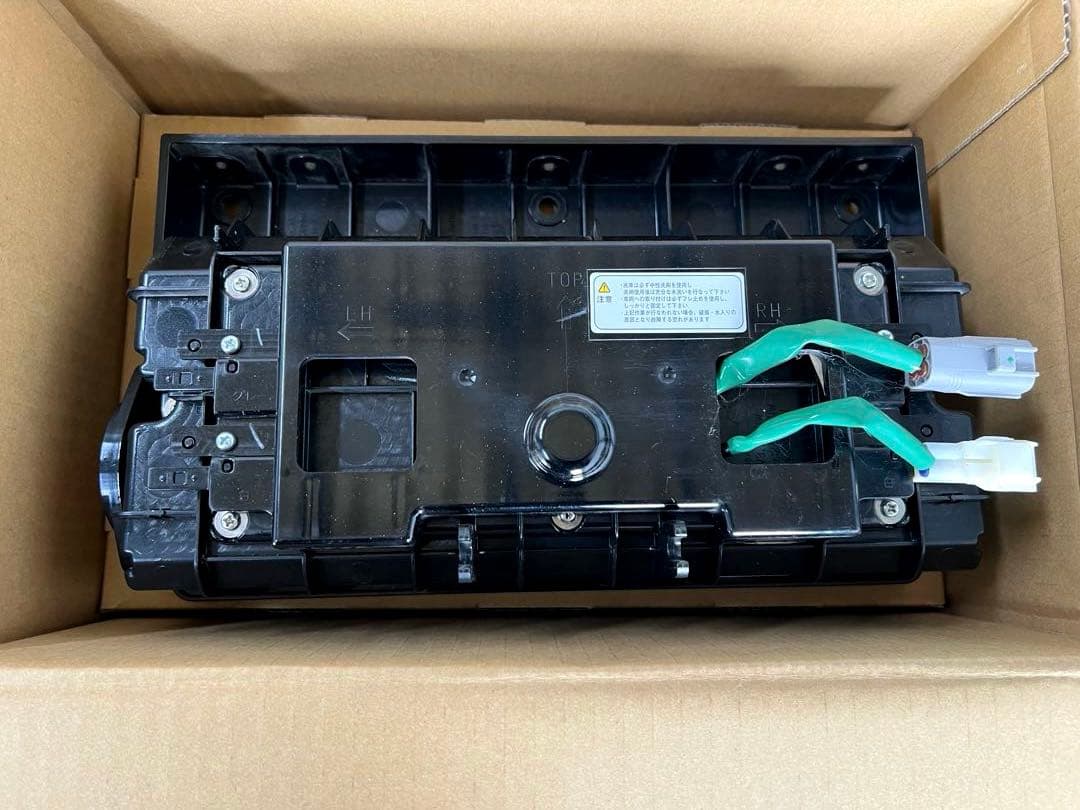 小糸製作所　LEDリアコンビネーションランプ 2連タイプ新車外し