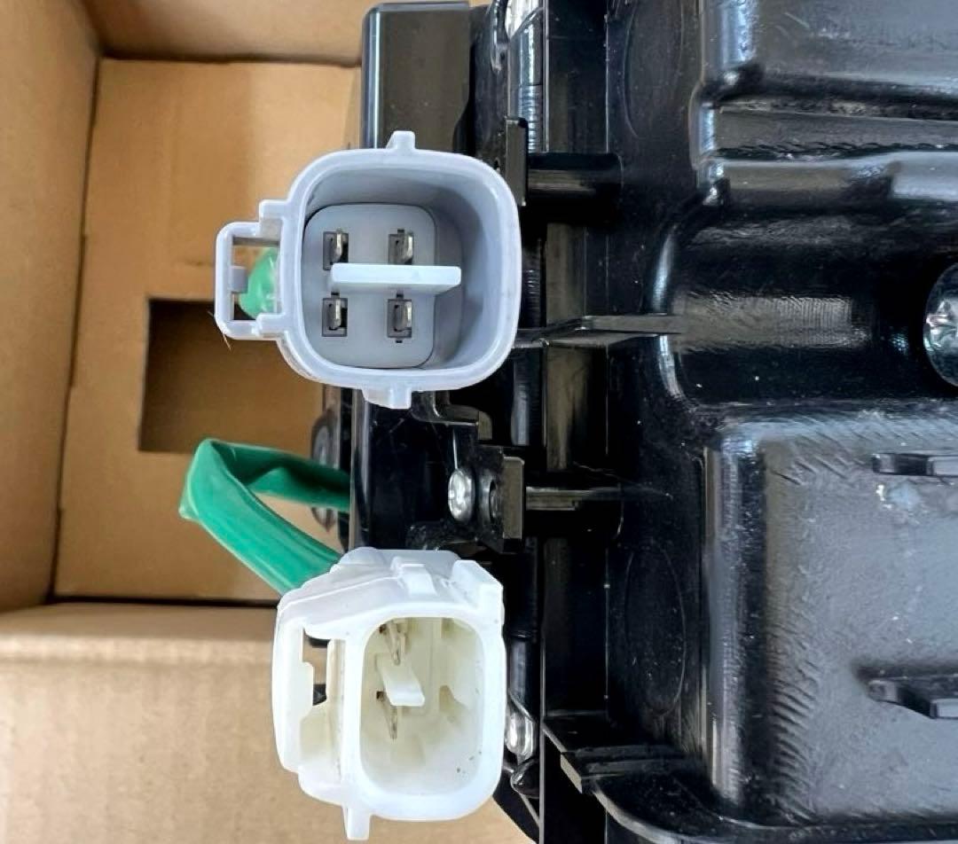 小糸製作所　LEDリアコンビネーションランプ 2連タイプ新車外し