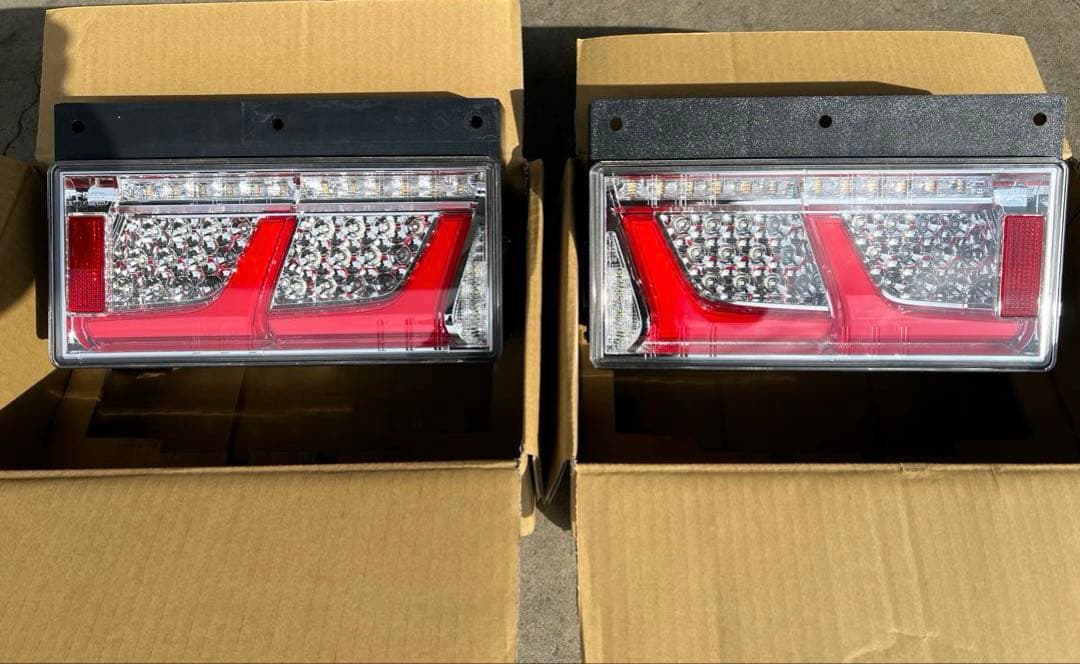 小糸製作所　LEDリアコンビネーションランプ 2連タイプ新車外し