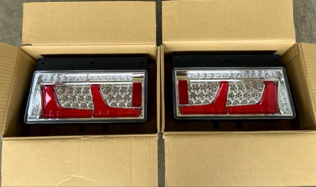 小糸製作所　LEDリアコンビネーションランプ 2連タイプ新車外し