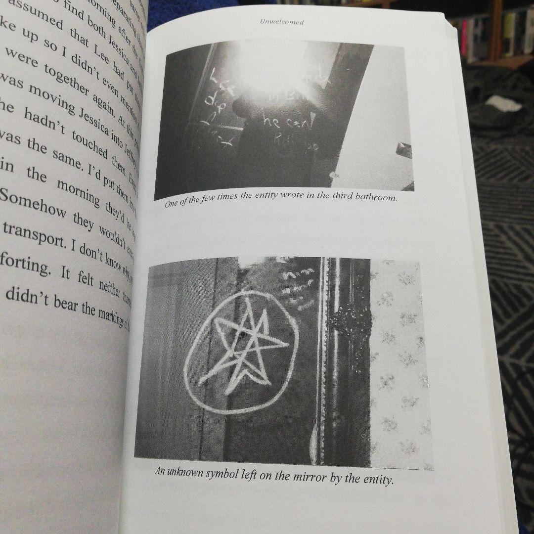 洋書 UNWELCOMED: The Moffitt Family Haunting