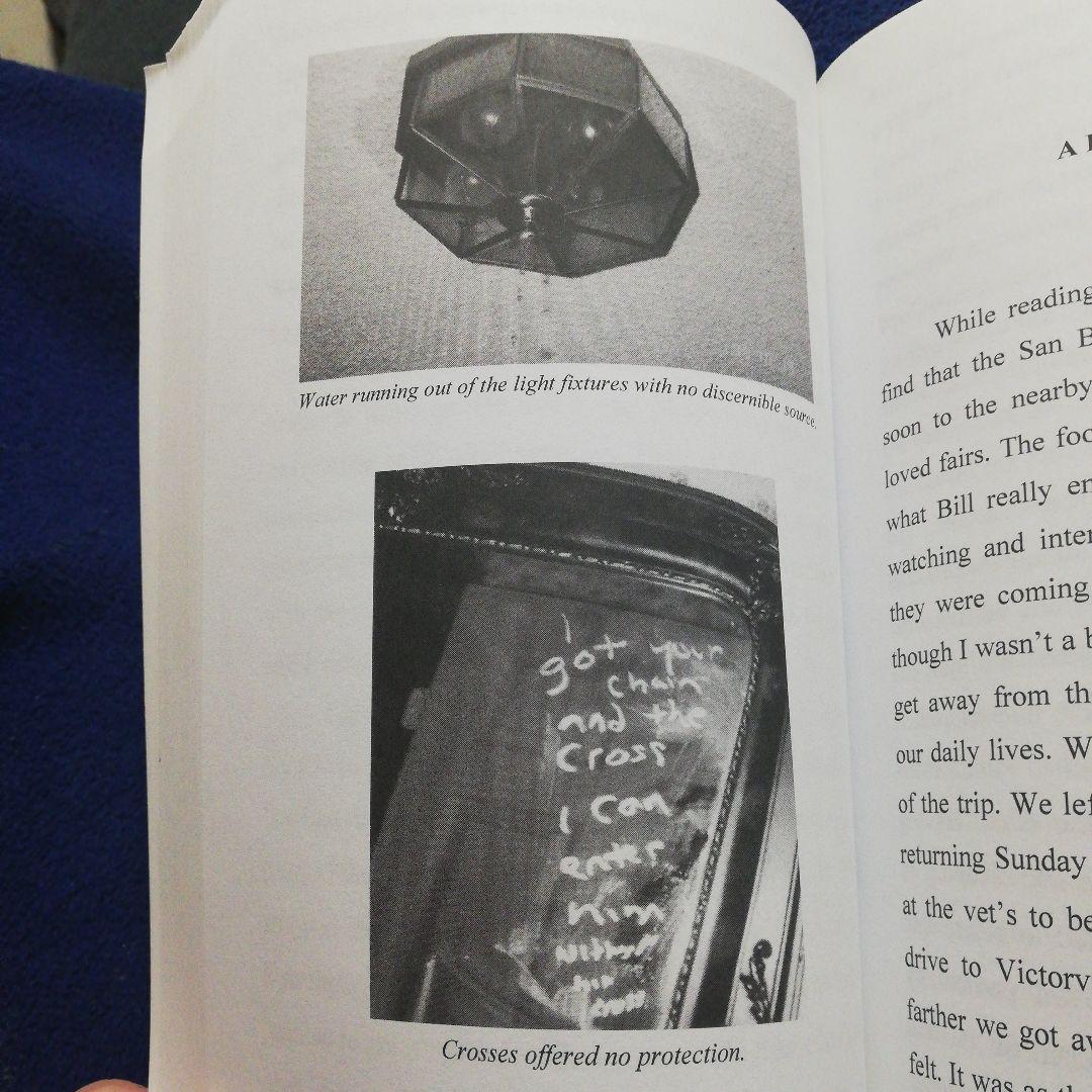 洋書 UNWELCOMED: The Moffitt Family Haunting