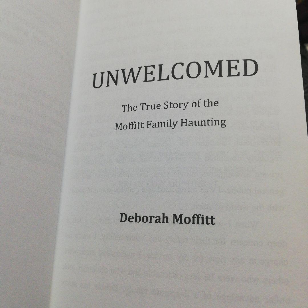 洋書 UNWELCOMED: The Moffitt Family Haunting