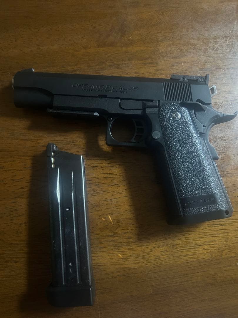 ガスガン ブラック マガジン付き