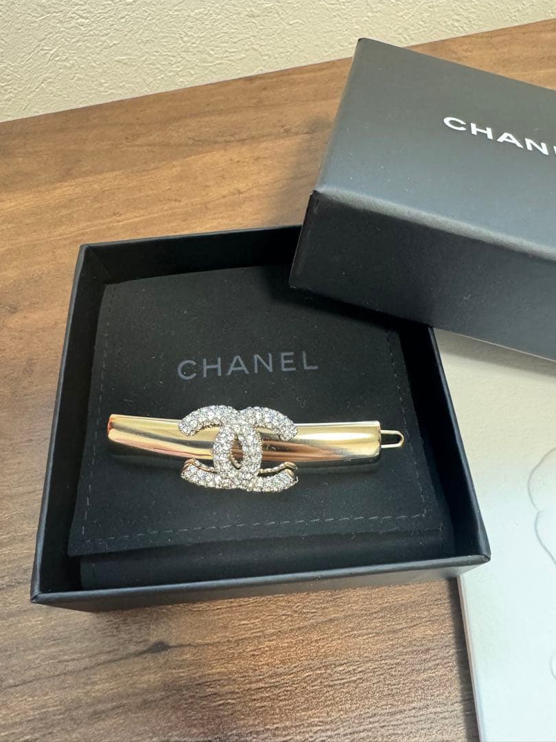 CHANEL ゴールド バレッタ クリスタル付き