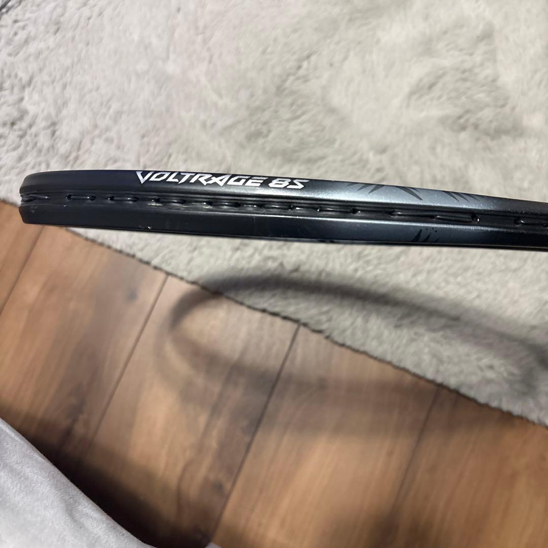 ソフトテニスボルトレイジ8SガットはVスパーク28ポンドです。