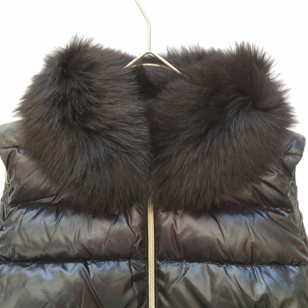 美品 ヘルノ ホワイトフォックスファー付き ライト ダウンベスト ネイビー38