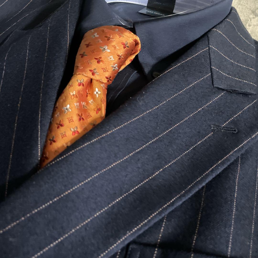 英国製 極上ウール ダブルブレストスーツ × LOUIS VUITTONネクタイ