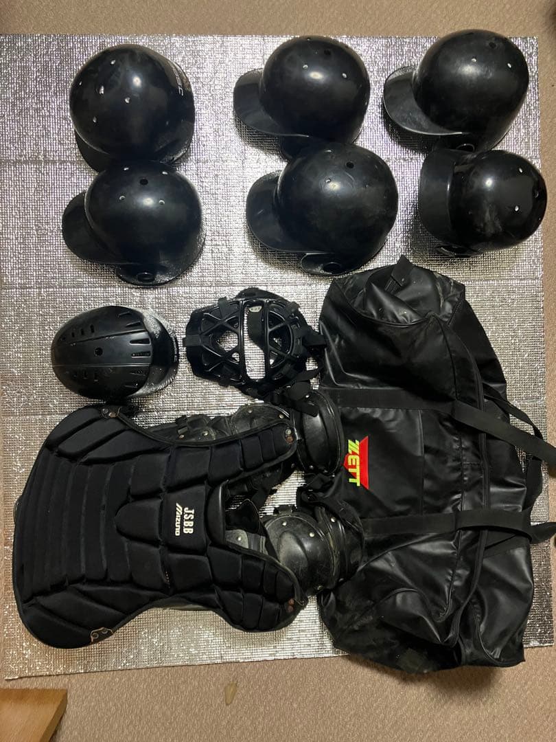軟式野球用ヘルメット6個、プロテクター等