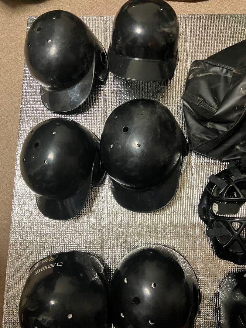 軟式野球用ヘルメット6個、プロテクター等