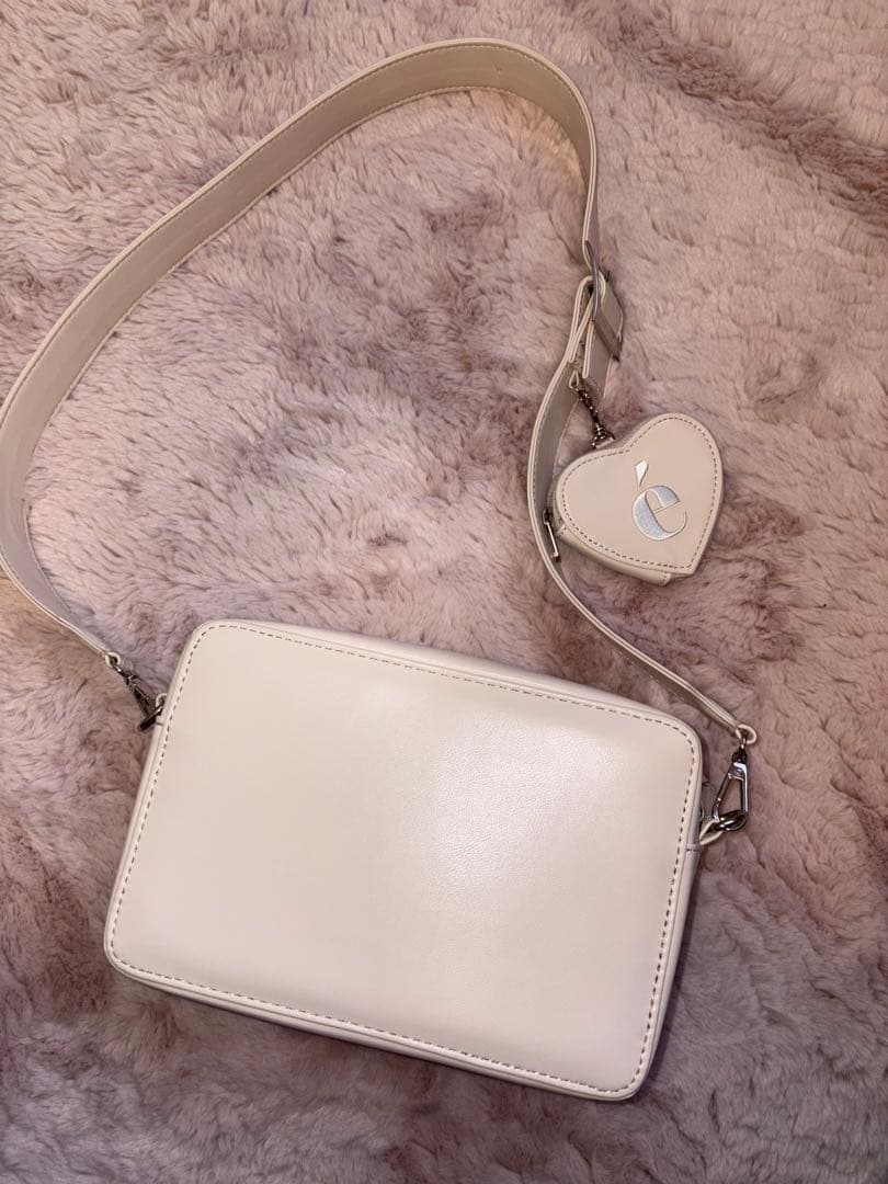 é Heart pouch shoulder strap bag epine