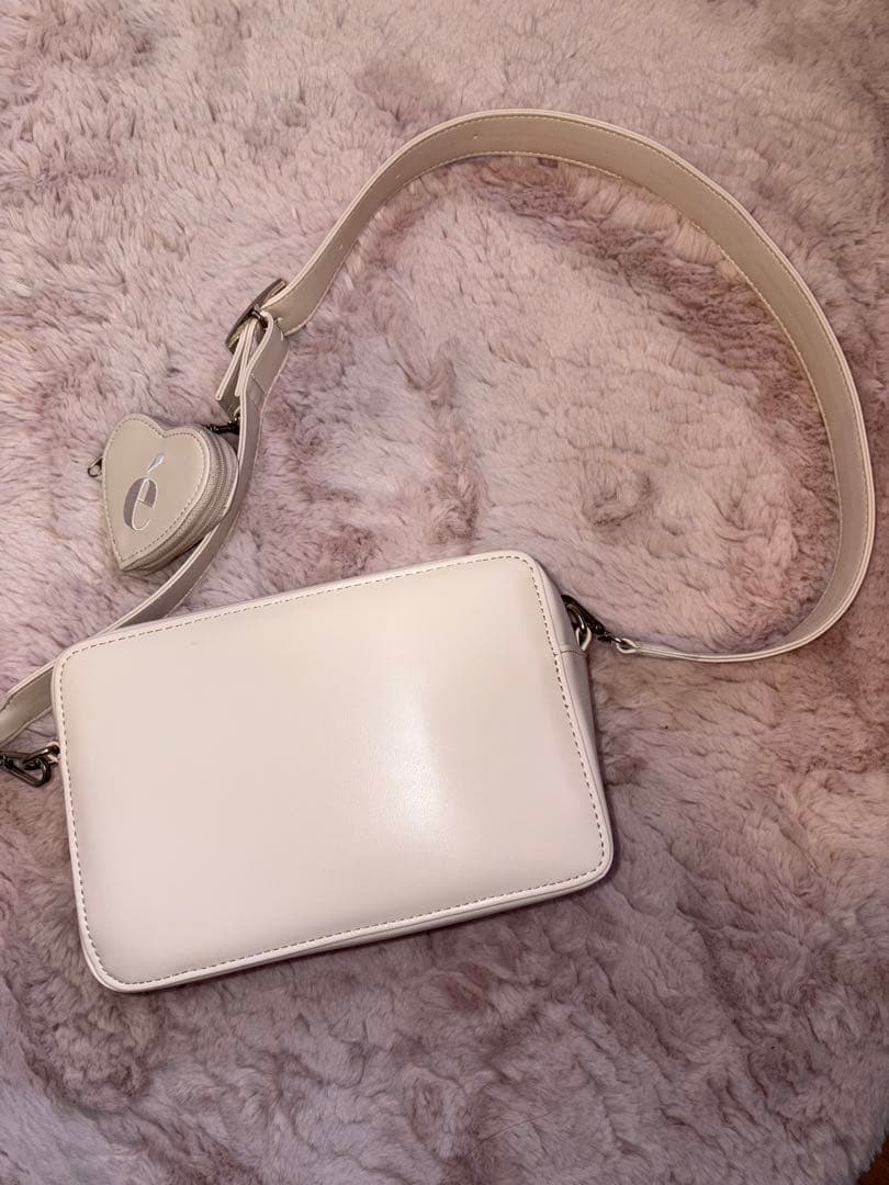é Heart pouch shoulder strap bag epine