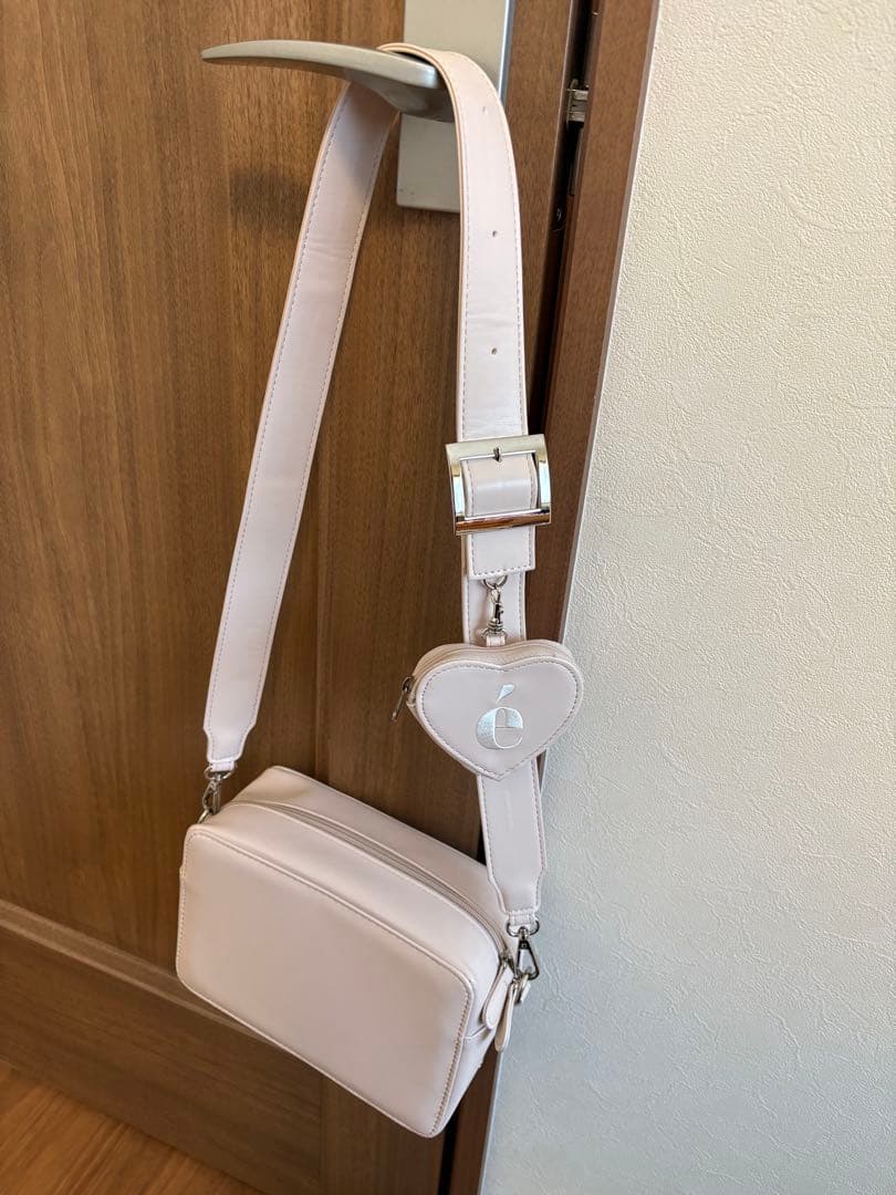 é Heart pouch shoulder strap bag epine