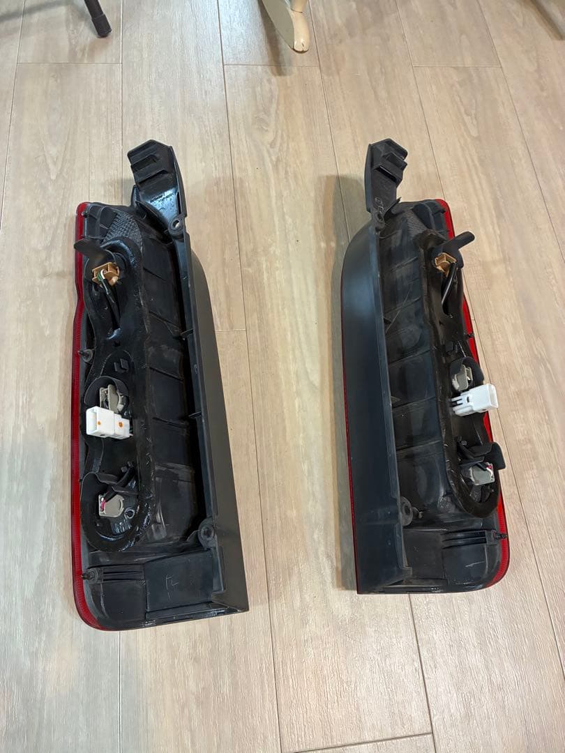 ハイエース 純正テールランプ 左右セット