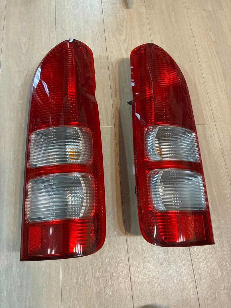 ハイエース 純正テールランプ 左右セット