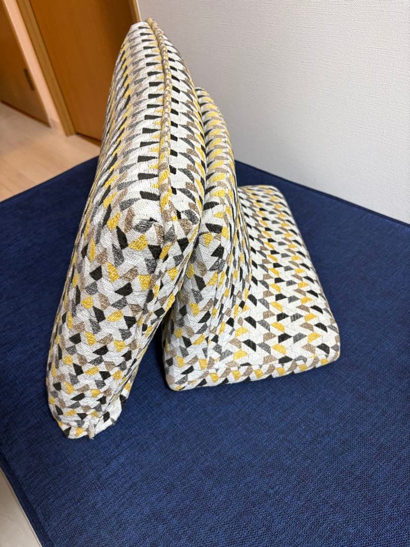 【美品】IDC 大塚家具　背クッション　ファビオ　2個セット　幾何学模様