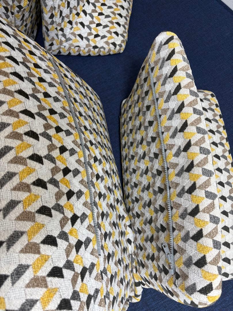 【美品】IDC 大塚家具　背クッション　ファビオ　2個セット　幾何学模様