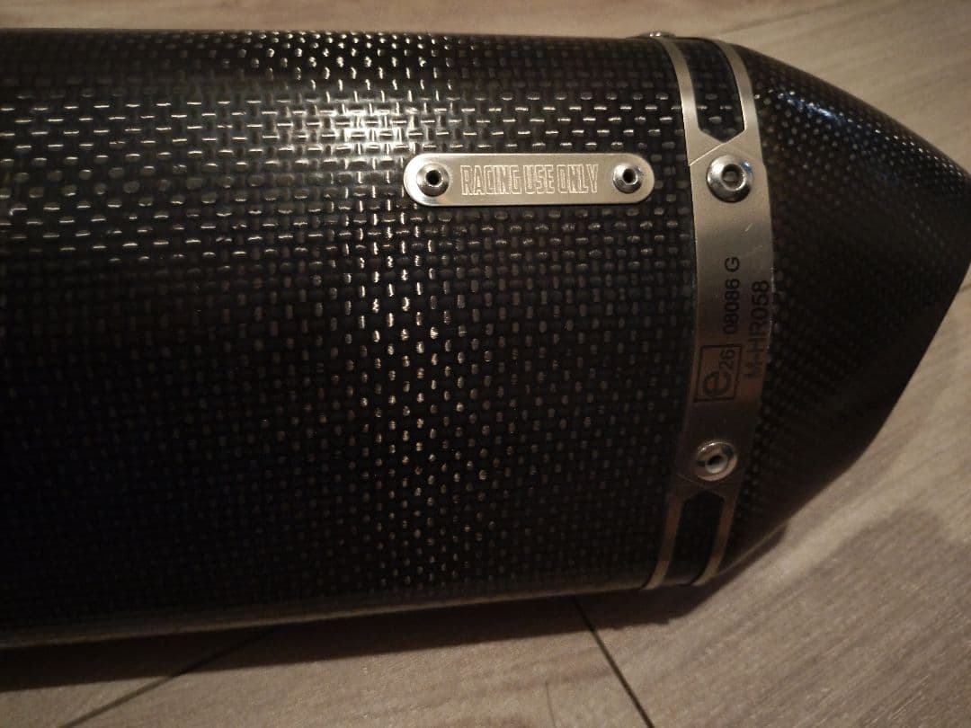 AKRAPOVIC アクラポビッチ SV650 スリップオンマフラー　カーボン