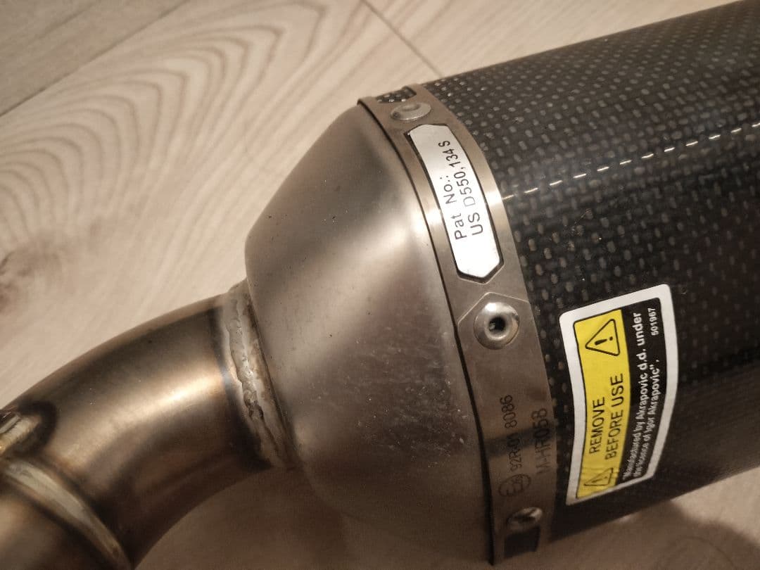 AKRAPOVIC アクラポビッチ SV650 スリップオンマフラー　カーボン