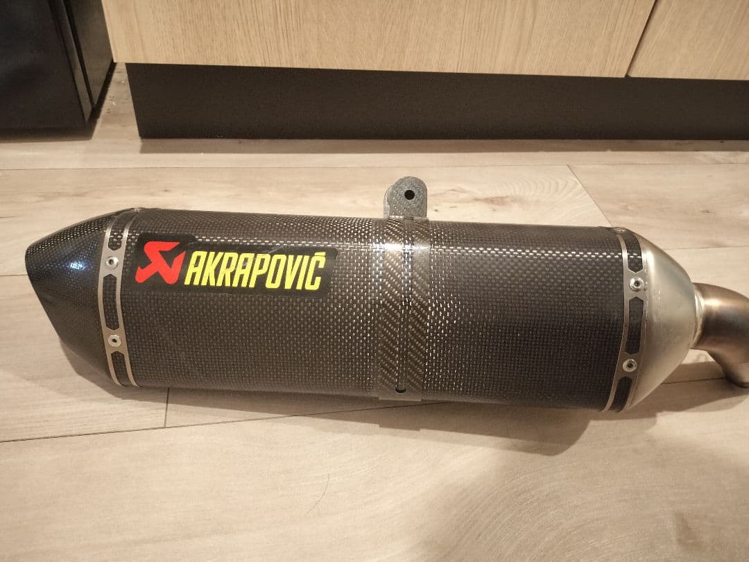 AKRAPOVIC アクラポビッチ SV650 スリップオンマフラー　カーボン