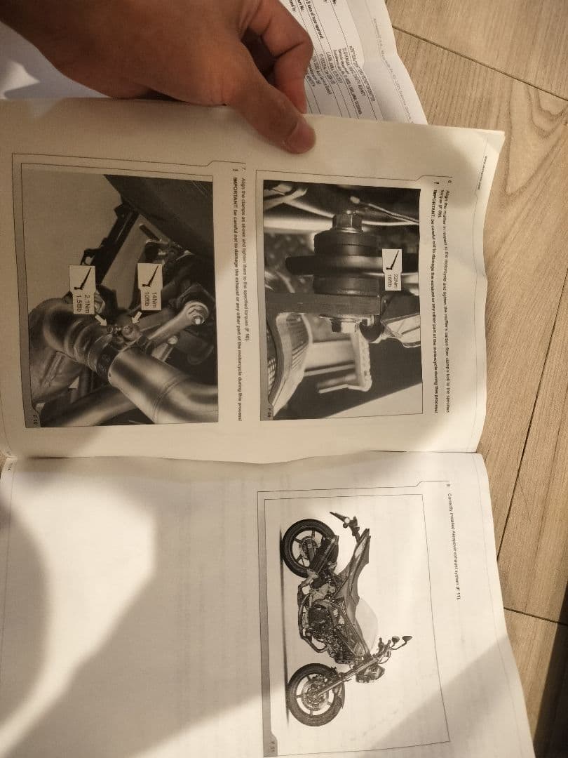 AKRAPOVIC アクラポビッチ SV650 スリップオンマフラー　カーボン