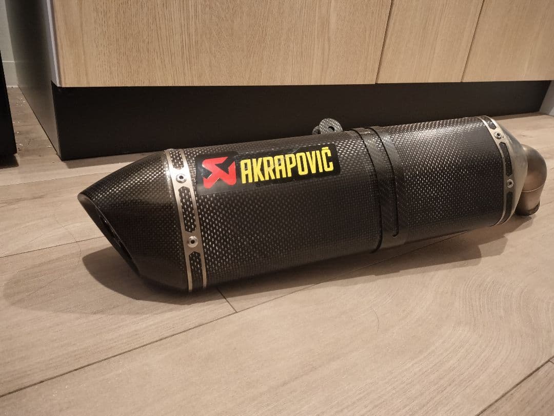 AKRAPOVIC アクラポビッチ SV650 スリップオンマフラー　カーボン