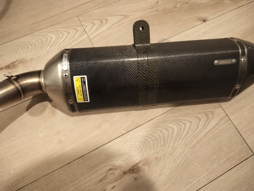 AKRAPOVIC アクラポビッチ SV650 スリップオンマフラー　カーボン