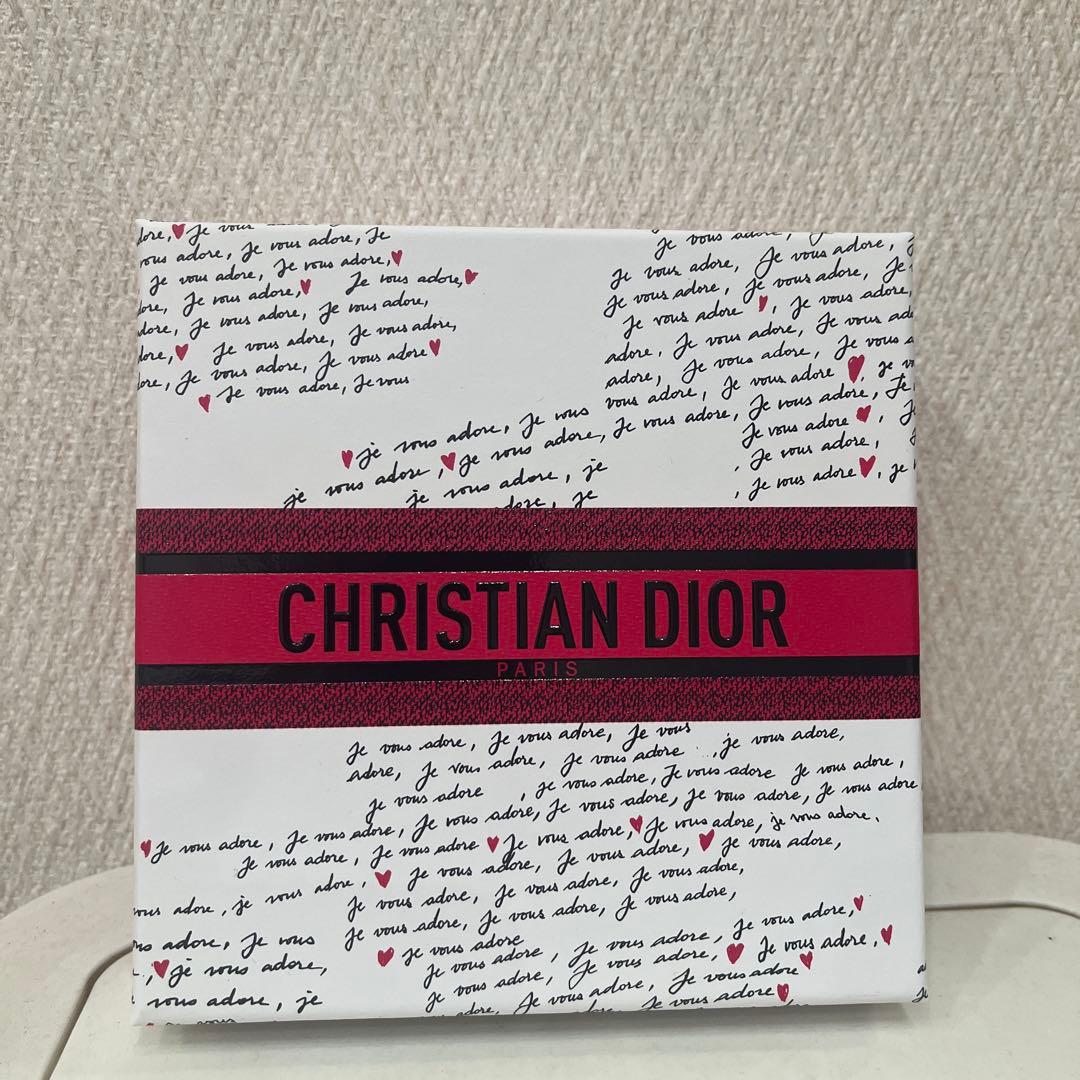Miss Dior 限定ギフトボックス！ 香水 & リップバーム セット